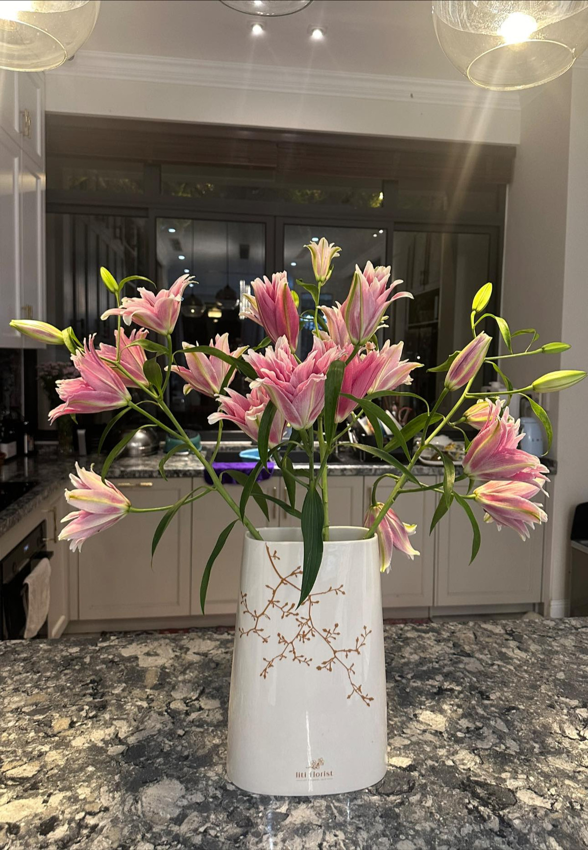 Vân Hugo thường xuyên cắm hoa cho không gian bừng sức sống. Ảnh: FB Nguyễn Thanh Vân