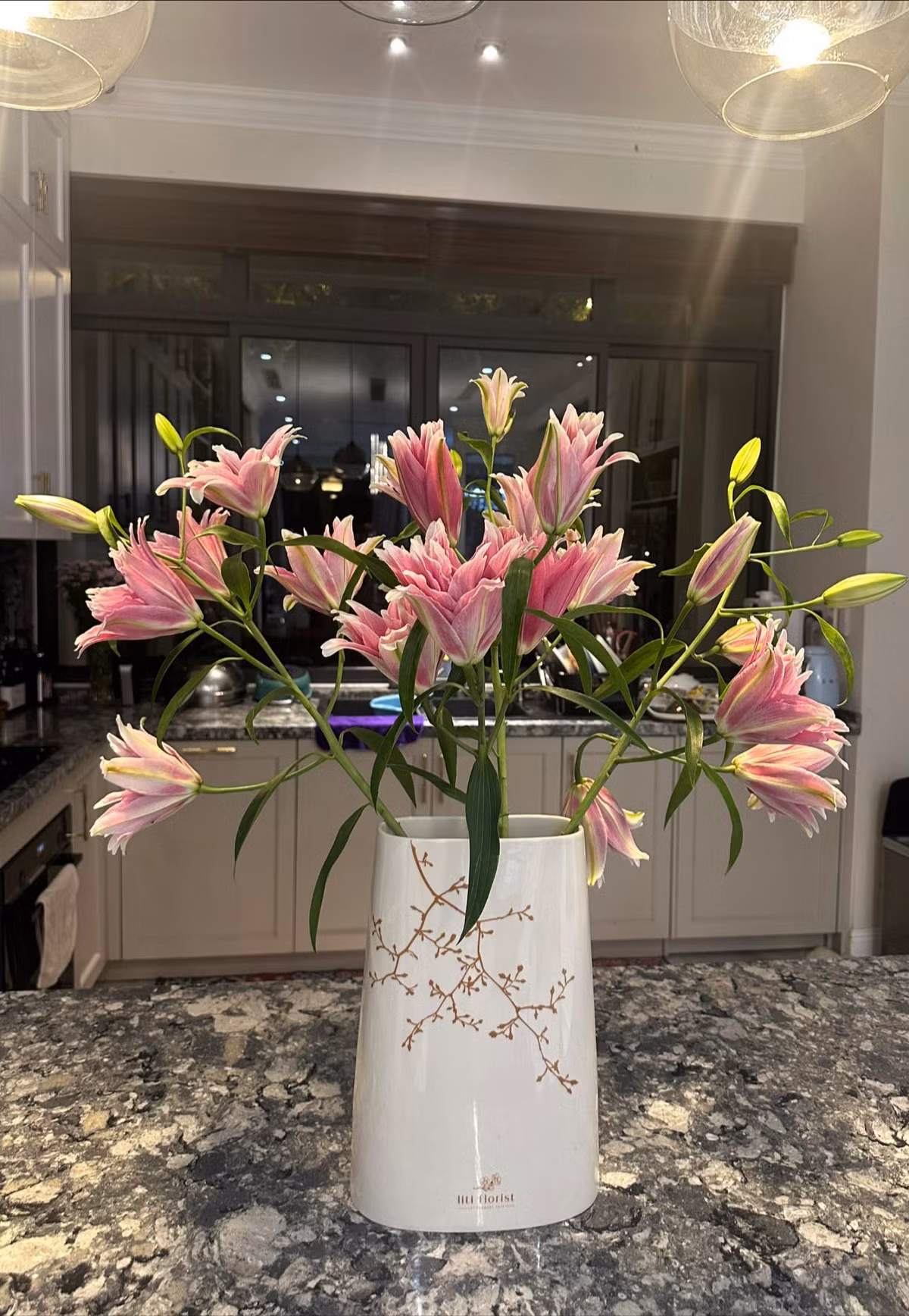 Vân Hugo thường xuyên cắm hoa cho không gian bừng sức sống. Ảnh: FB Nguyễn Thanh Vân