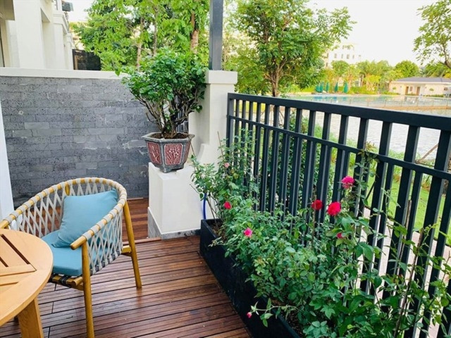 Phía trước cửa, Vân Hugo bố trí một khoảng không rộng để trang hoàng cây cối. Ảnh: FB Nguyễn Thanh Vân