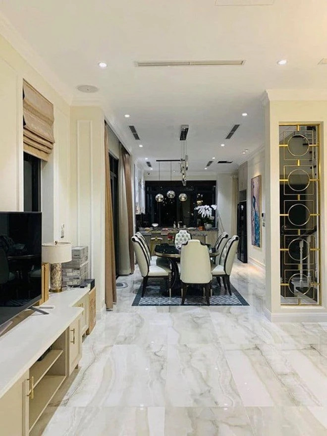 Tầng 1 là không gian của phòng khách và khu vực bếp mở. Ảnh: FB Nguyễn Thanh Vân