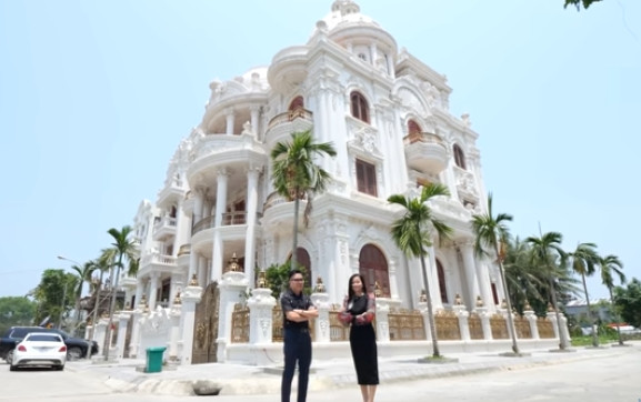 Cách đây không lâu, kênh YouTube NhaF giới thiệu một toà lâu đài đồ sộ có diện tích lô đất 650m2, diện tích xây dựng một sàn hơn 300m2 tại Ninh Bình. Ảnh chụp màn hình