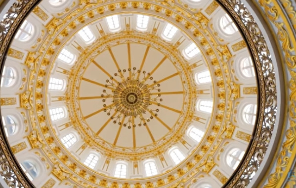 Mái vòm cao, dát vàng xung quanh, cực kỳ hoành tráng và đẹp mắt. Ảnh chụp màn hình