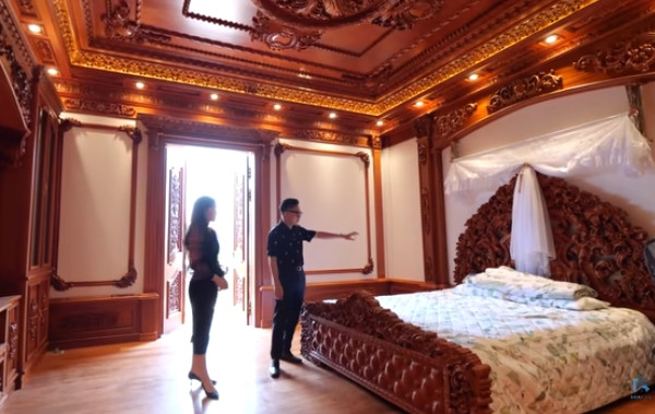 Toàn bộ nội thất trong phòng ngủ cũng bằng gỗ. Ảnh chụp màn hình