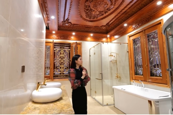 Thậm chí, trần phòng tắm cũng được ốp gỗ tinh xảo. Ảnh chụp màn hình