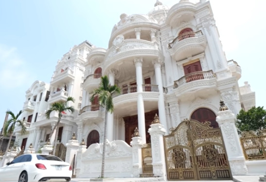 Nhìn từ bên ngoài, tòa nhà được thiết kế tỉ mỉ. Phần cột cao có nhiều họa tiết đẹp mắt và mềm mặt. Ảnh chụp màn hình