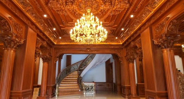 Bước vào bên trong, gỗ lim xuất hiện ở khắp mọi nơi, từ cột, cửa đến trần nhà. Ảnh chụp màn hình