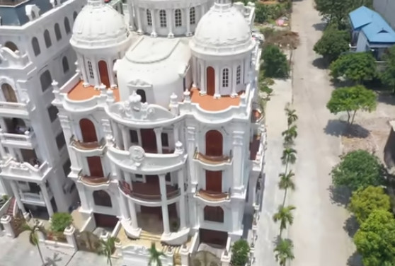 Tòa lâu đài có 4 mặt tiền, sử dụng gam màu trắng chủ đạo. Ảnh chụp màn hình