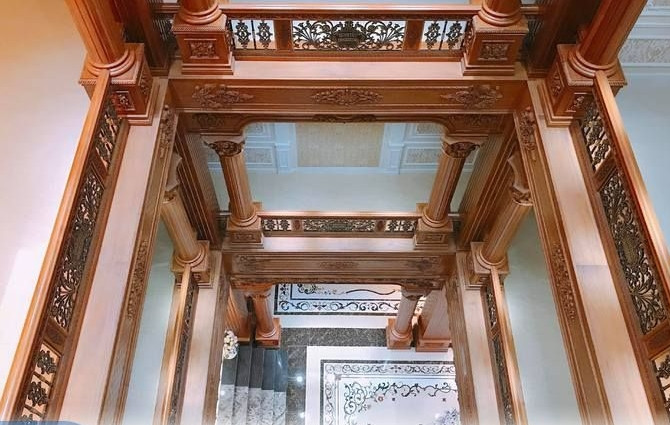 Từ cột gỗ đến thanh chắn hành lang đều được thiết kế tinh xảo, mất nhiều thời gian mới hoàn thành. Ảnh: Youhomes