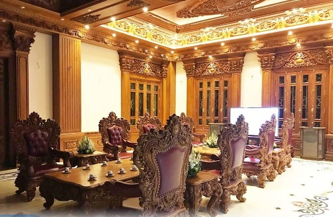 Không gian sinh hoạt chính của gia đình mang hơi hướng cung điện cổ xưa, với ghế gỗ được chạm khắc tinh xảo. Ảnh: Youhomes