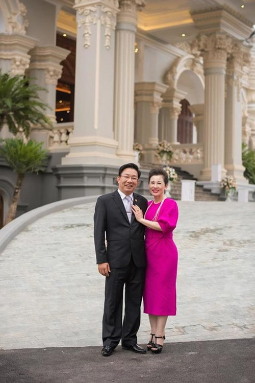 Cô dâu Thu Hương là con của ông Trần Văn Dĩnh và bà Kim Dung. Ông Trần Văn Dĩnh nổi tiếng là đại gia trong lĩnh vực đóng tàu biển và là ông trùm sân gofl. Ảnh: Internet