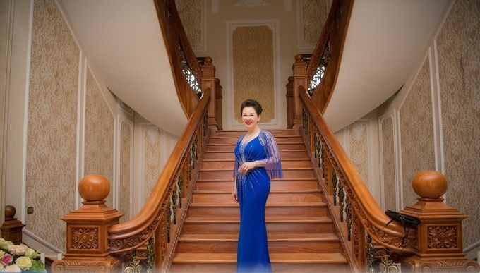 Cầu thang gỗ phù hợp với tổng thể nội thất chung của cả ngôi nhà. Ảnh: Youhomes