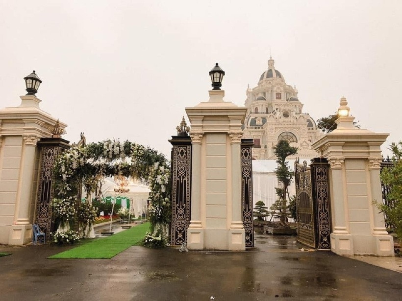 Cổng vào bề thế của căn biệt thự. Ảnh: Facebook