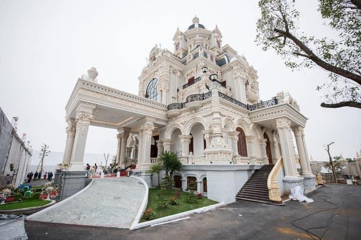 Toà lâu đài tọa lạc tại làng Phú An (huyện Trực Ninh, tỉnh Nam Định) có kiến trúc đồ sộ và ấn tượng khiến nhiều người choáng ngợp. Ảnh: Facebook