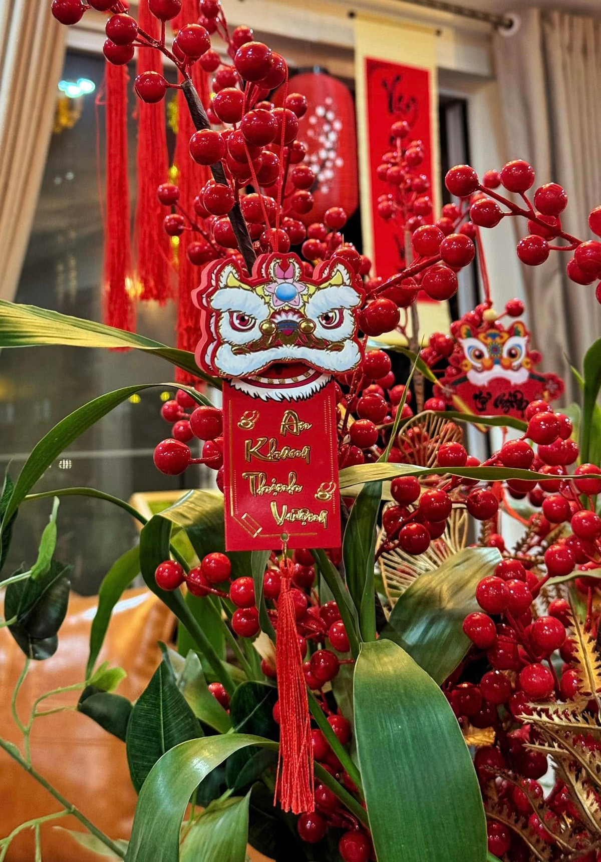 Góc nào cũng rực rỡ sắc đỏ ngày Tết. Ảnh: FB Nguyên Khang