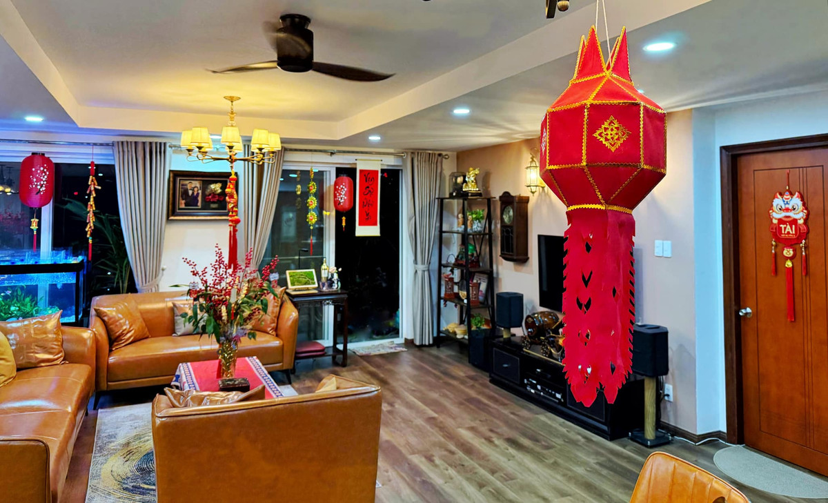 Dịp Tết năm nay, MC Nguyên Khang trang trí cho căn hộ trị giá 5 tỷ ngập sắc đỏ vàng, mang đậm không khí ngày xuân truyền thống. Ảnh: FB Nguyên Khang