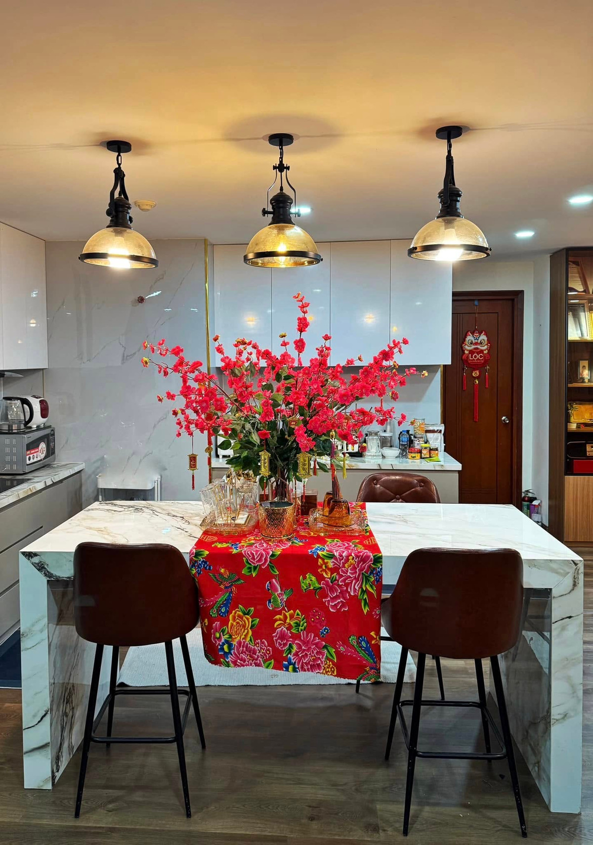 Bàn ăn được tô điểm bởi một bình hoa lớn. Ảnh: FB Nguyên Khang