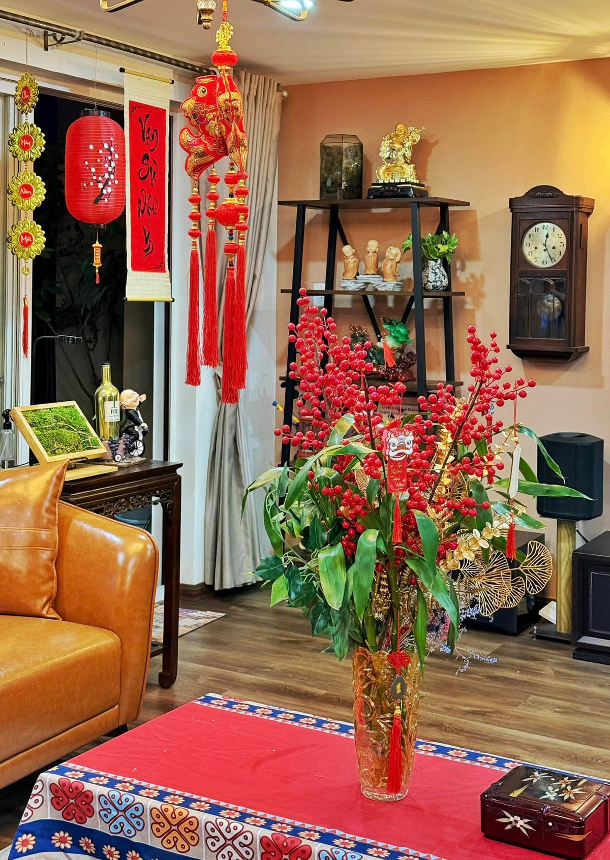 Phòng khách nổi bật với bình hoa đào đông đỏ được trang trí khéo léo với các phụ kiện tượng trưng cho sự may mắn. Ảnh: FB Nguyên Khang