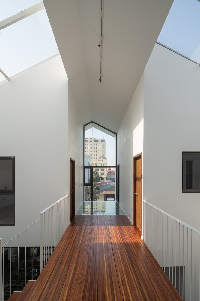 Tầng 2 gồm 1 phòng ngủ, phòng làm việc và phòng sinh hoạt chung. Ảnh: Triệu Chiến