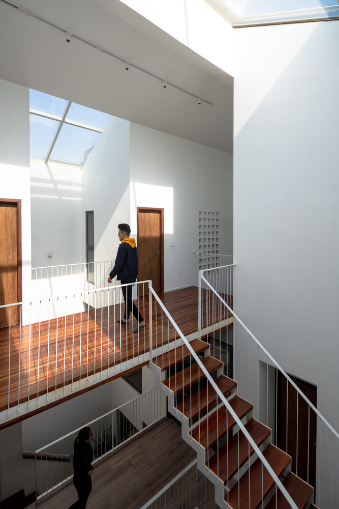 Cầu thang nằm dọc theo thiết kế ngôi nhà, kết nối toàn bộ không gian ở tầng trên cùng, tạo mạch nối liền giữa các căn phòng. Ảnh: Triệu Chiến