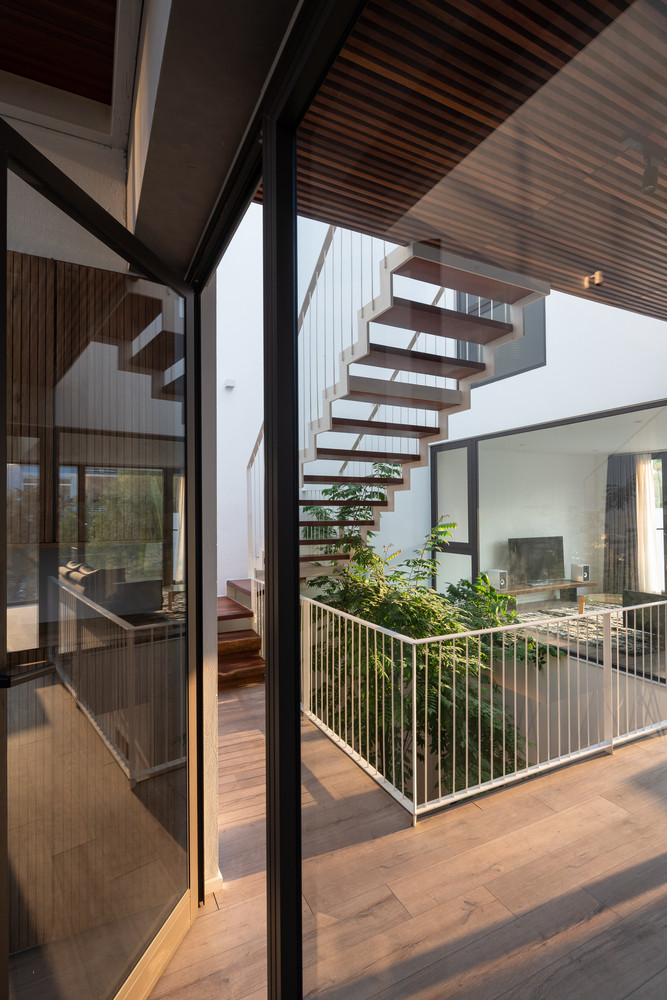 Giếng trời và cầu thang ở vị trí trung tâm tạo cảm giác thoáng mát cho cả không gian. Ảnh: Triệu Chiến