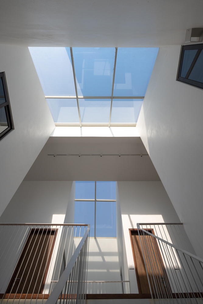 Hai ô cửa kính đối xứng trên mái giúp ngôi nhà luôn ngập tràn ánh sáng. Ảnh: Triệu Chiến