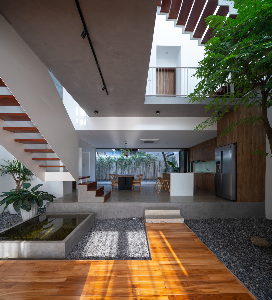 Với thiết kế này, người vợ dọn dẹp ở sân trước có thể dễ dàng trò chuyện với người chồng đang làm vườn ở sân sau. Ảnh: Triệu Chiến