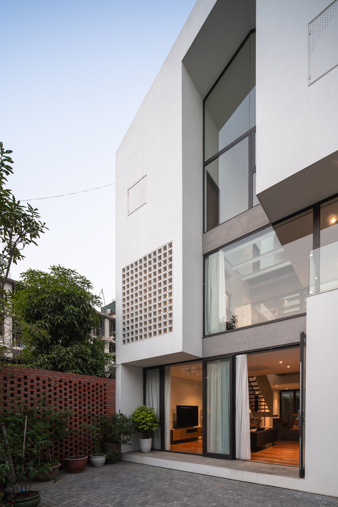 Toàn bộ căn nhà được thiết kế mở để lấy được không khí trong lành từ biển. Ngoại trừ không gian riêng tư, mọi thứ trong nhà đều được kết nối chặt chẽ. Ảnh: Triệu Chiến