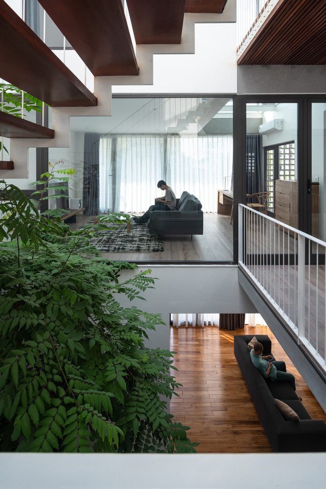 Trẻ em chơi trên lầu có thể nhìn thấy cha mẹ bất cứ lúc nào. Ảnh: Triệu Chiến