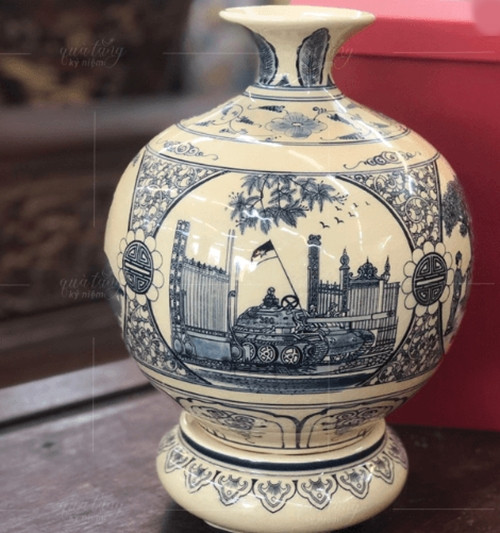 Bình hút lộc vẽ cảnh giải phóng miền Nam. Ảnh: Quangtangkyniem