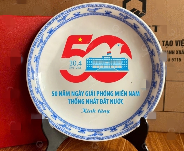 Đĩa trưng bày kỷ niệm ngày thống nhất đất nước được nhiều khách hàng quan tâm. Ảnh: Inogift