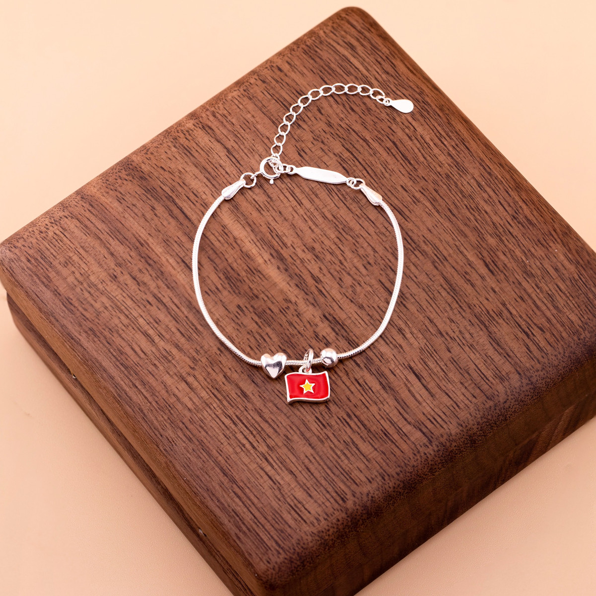 Bộ trang sức bạc phiên bản đặc biệt được chế tác để kỷ niệm 50 năm giải phóng miền Nam, có giá hơn 800.000 đồng. Ảnh: Phuc Minh Jewelry