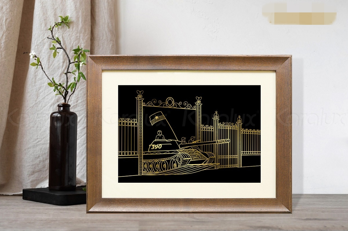 Cửa hàng Karalux (quận Đống Đa, Hà Nội) đang bán mẫu tranh mạ vàng "Ánh vàng thống nhất" giá 9,5 triệu đồng. Tranh mô phỏng hình ảnh xe tăng 390 húc đổ cổng Dinh Độc Lập ngày 30/4/1975. Ảnh: Karalux