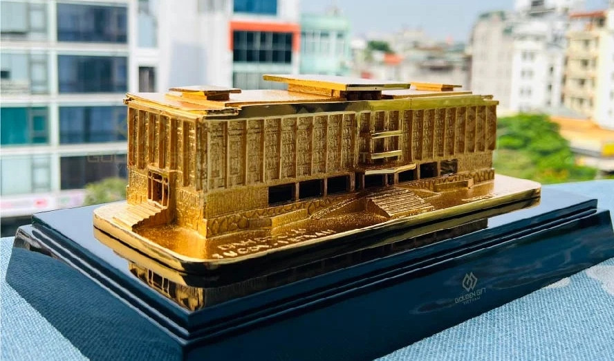 Mô hình dinh Độc Lập mạ vàng giá 15 triệu đồng. Ảnh: Golden Gift