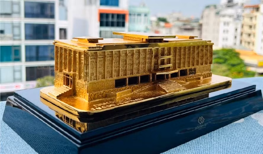Mô hình dinh Độc Lập mạ vàng giá 15 triệu đồng. Ảnh: Golden Gift