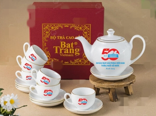 Bộ ấm chén Bát Tràng in logo kỷ niệm 50 năm ngày giải phóng miền Nam. Ảnh: Inogift