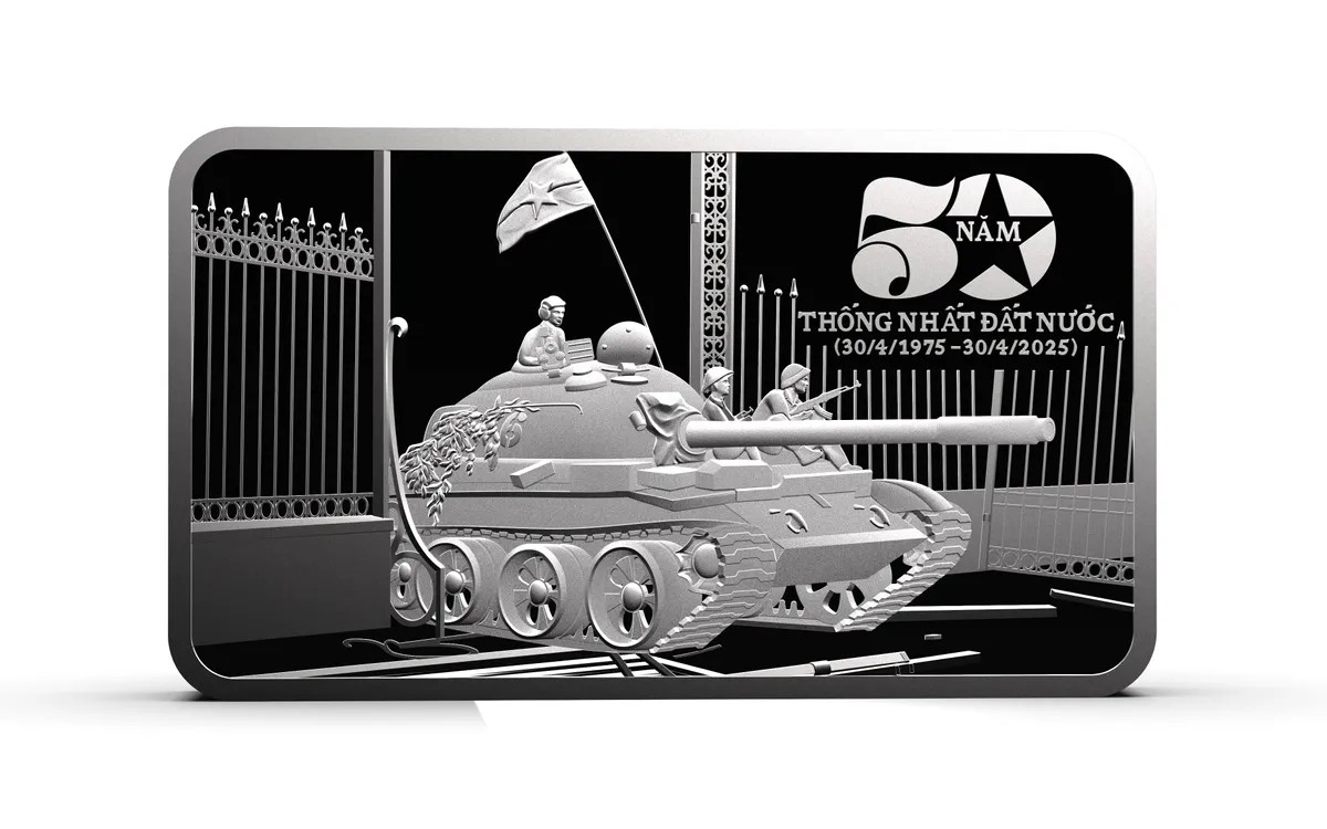 Một thương hiệu vàng bạc đá quý có tiếng ra mắt thỏi bạc khắc họa hình ảnh xe tăng của đoàn Quân giải phóng tiến vào dinh Độc Lập. Sản phẩm nặng 187,5 gram, giá 6,445 triệu đồng. Ảnh: Phú Quý