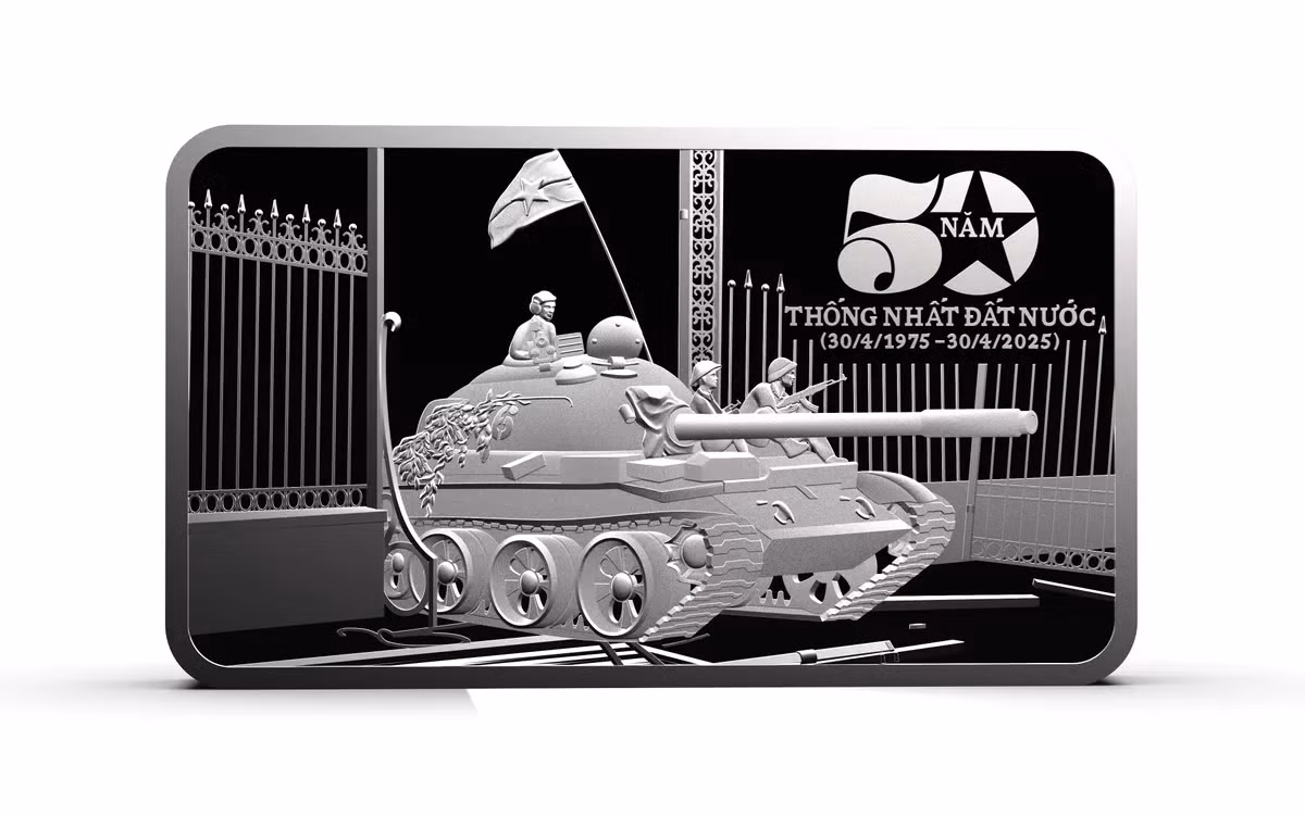 Một thương hiệu vàng bạc đá quý có tiếng ra mắt thỏi bạc khắc họa hình ảnh xe tăng của đoàn Quân giải phóng tiến vào dinh Độc Lập. Sản phẩm nặng 187,5 gram, giá 6,445 triệu đồng. Ảnh: Phú Quý
