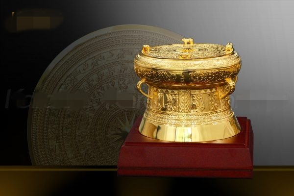 Trống đồng mạ vàng mô phỏng trống đồng của người Việt cổ, giá từ 3,5 - 80 triệu đồng. Ảnh: Karalux