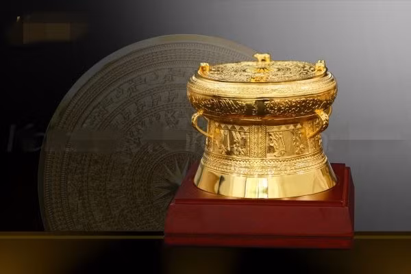 Trống đồng mạ vàng mô phỏng trống đồng của người Việt cổ, giá từ 3,5 - 80 triệu đồng. Ảnh: Karalux