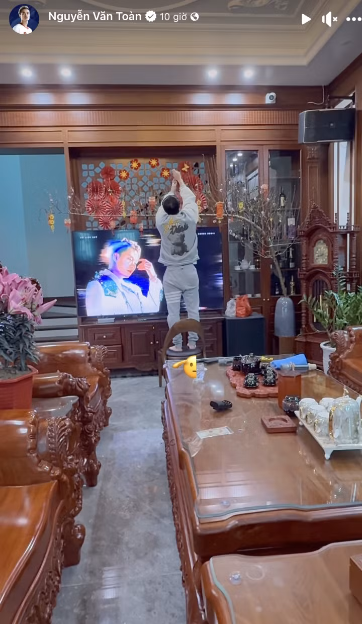 Trong phòng khách, Văn Toàn trang trì bằng cành đào dáng huyền lớn kết hợp dây tài lộc cùng đèn lồng rực rỡ. Ảnh: FB Nguyễn Văn Toàn