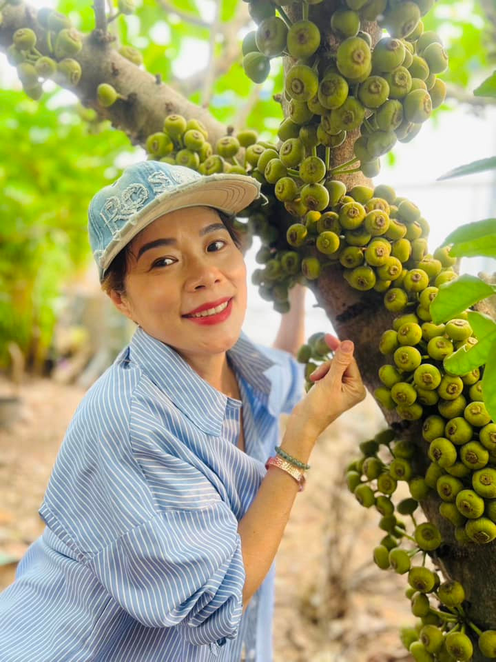 Nữ ca sĩ rạng rỡ bên cây sung chi chít quả. Ảnh: FB Hoàng Thị Mỹ Lệ