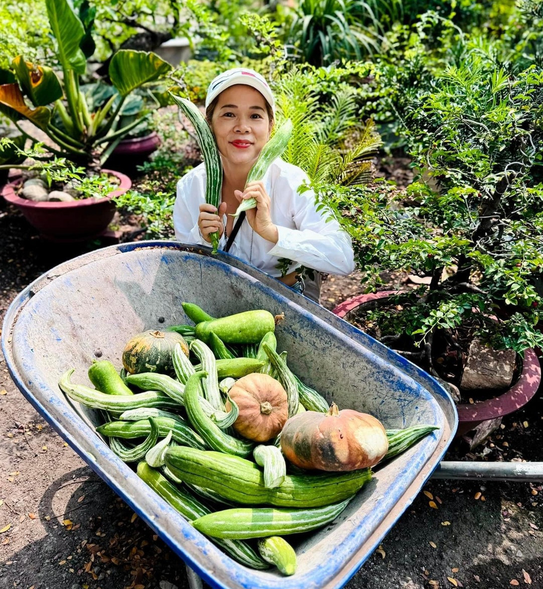 Vợ chồng Mỹ Lệ sở hữu khu vườn rộng hơn 10.000m2 ở phường Phú Thọ Hòa, quận Tân Phú (TP HCM). Tại đây, nữ ca sĩ dành 50% diện tích làm kho bãi, phần còn lại làm vườn ươm. Ảnh: FB Hoàng Thị Mỹ Lệ