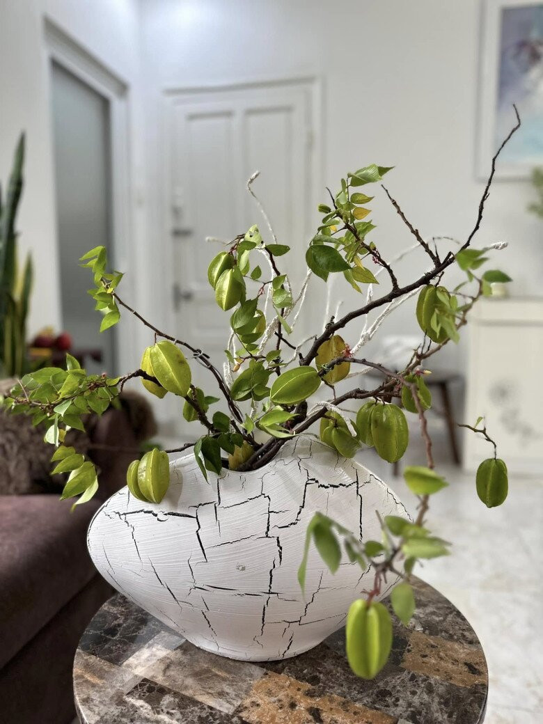 Cách cắm bình sáng tạo từ nguyên liệu sẵn có trong vườn mang đến hơi thở dân dã, đây nghệ thuật. Ảnh: FB Hoàng Thị Mỹ Lệ