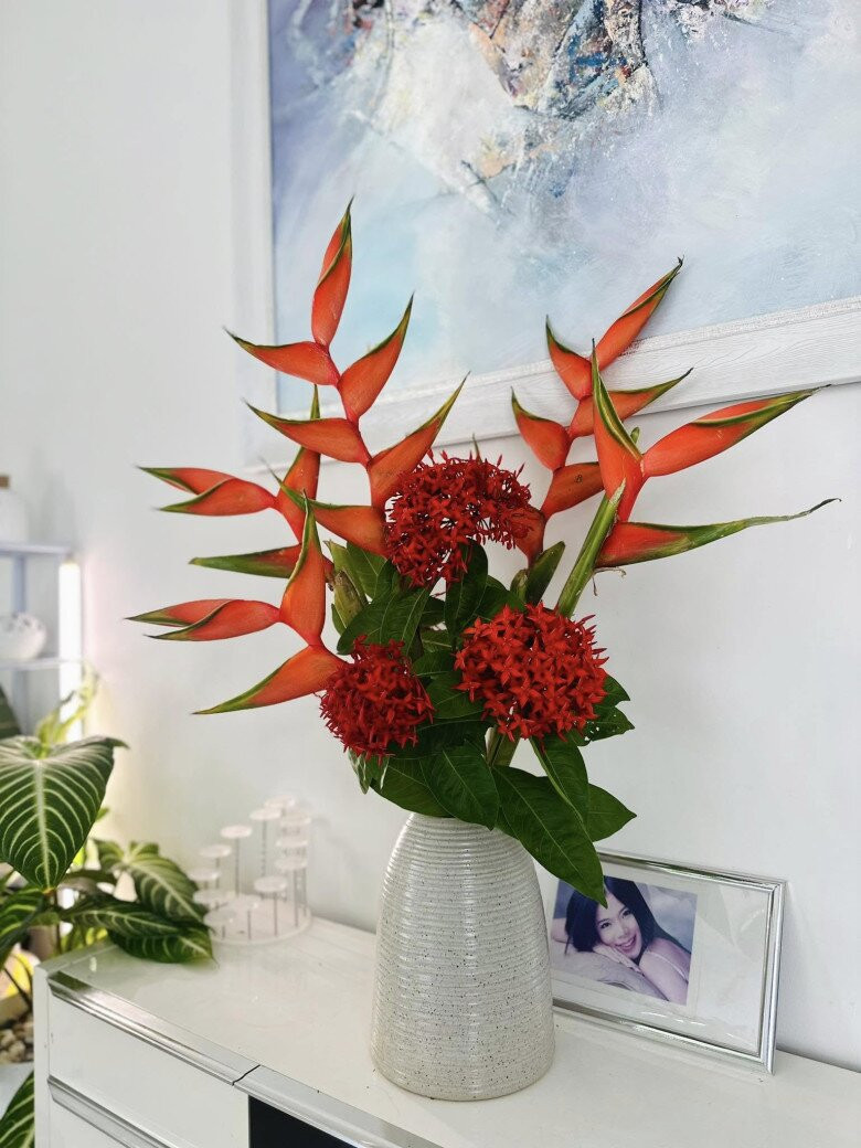 Không chỉ trồng cây làm đẹp khu vườn, Mỹ Lệ còn hái hoa trang trí trong nhà. Ảnh: FB Hoàng Thị Mỹ Lệ