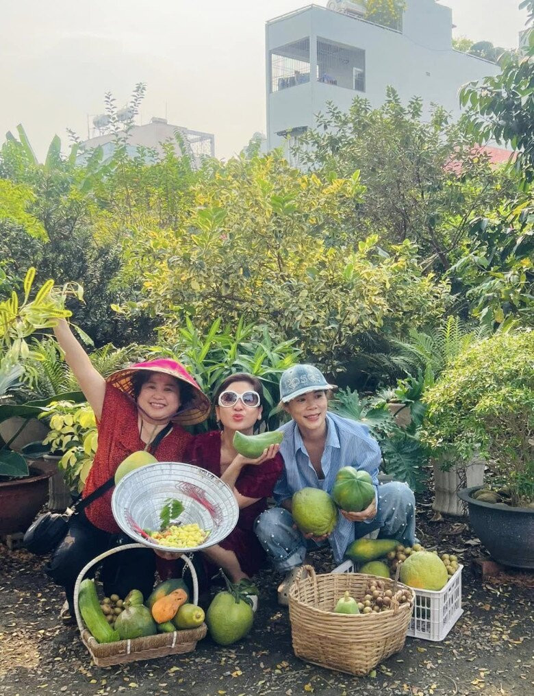 Bạn bè rất thích đến khu vườn trĩu trịt hoa trái của Mỹ Lệ. Ảnh: FB Hoàng Thị Mỹ Lệ