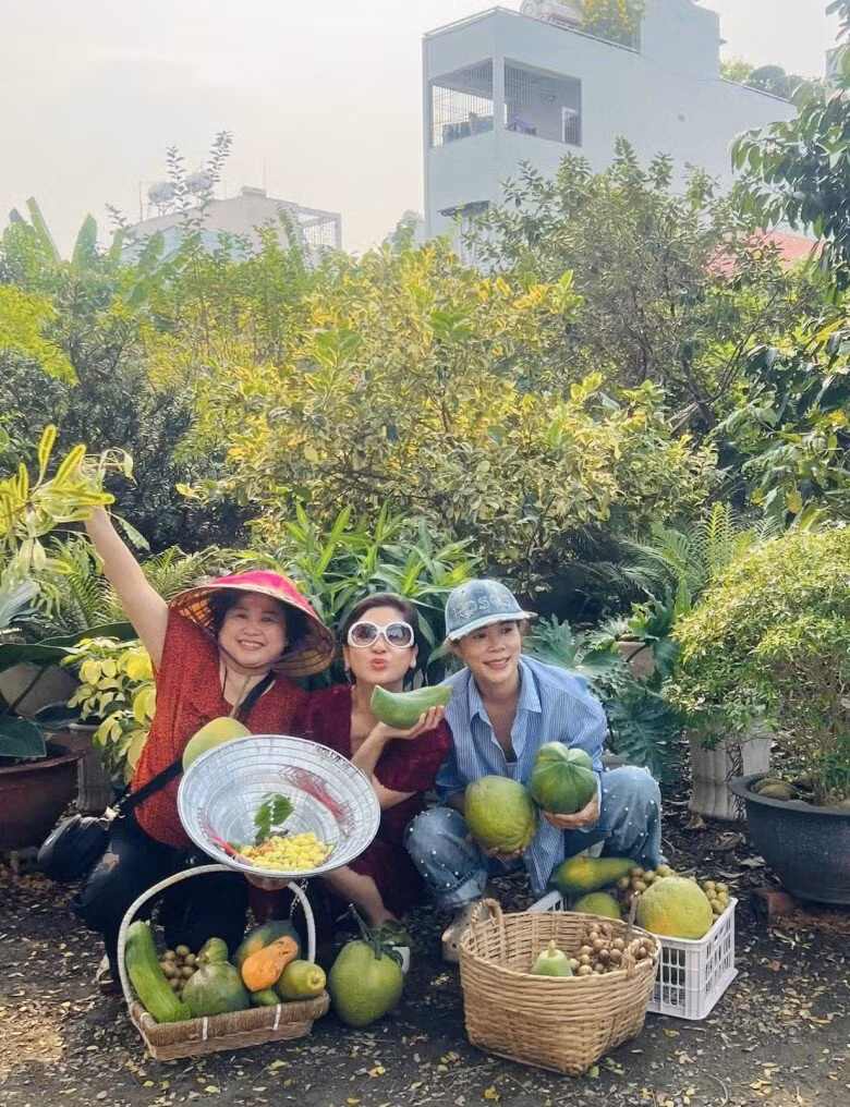 Bạn bè rất thích đến khu vườn trĩu trịt hoa trái của Mỹ Lệ. Ảnh: FB Hoàng Thị Mỹ Lệ