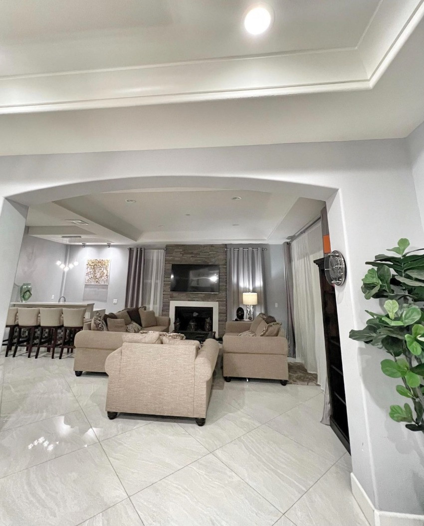 Với thiết kế mở, phòng khách, bếp và bàn ăn được thiết kế liền nhau. Ảnh: FBNV