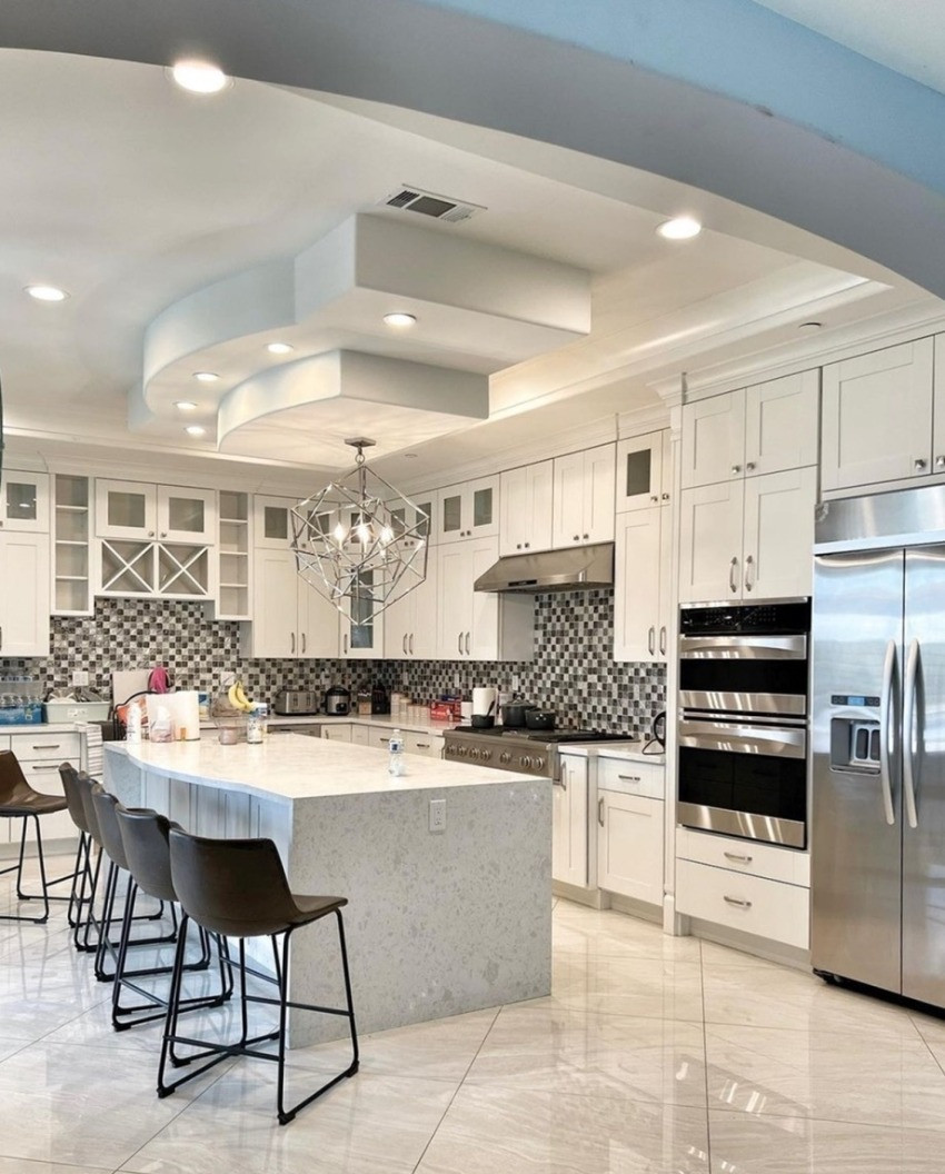 Nhà bếp mang phong cách tối giản, không bài trí nhiều đồ đạc. Ảnh: FBNV