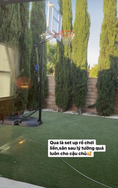 Tại khu vực sân sau, Lệ Quyên thiết kế thêm khu vực chơi bóng rổ cho con trai. Ảnh: FBNV