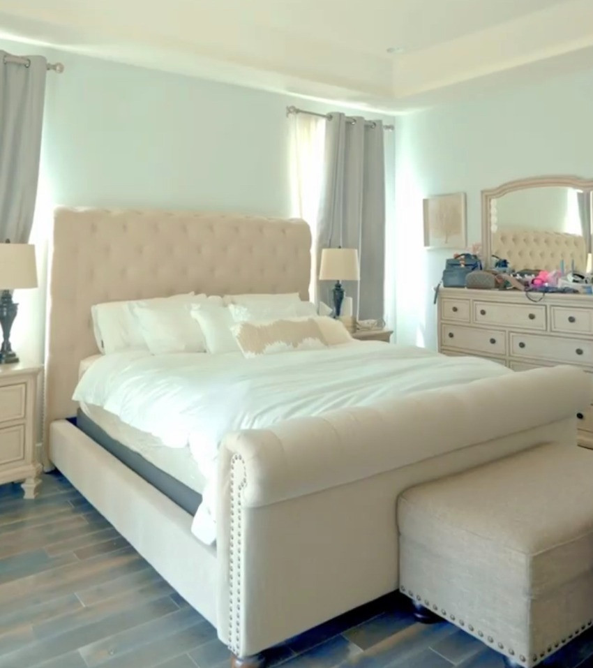 Phòng ngủ không quá cầu kỳ nhưng sang trọng. Ảnh: FBNV